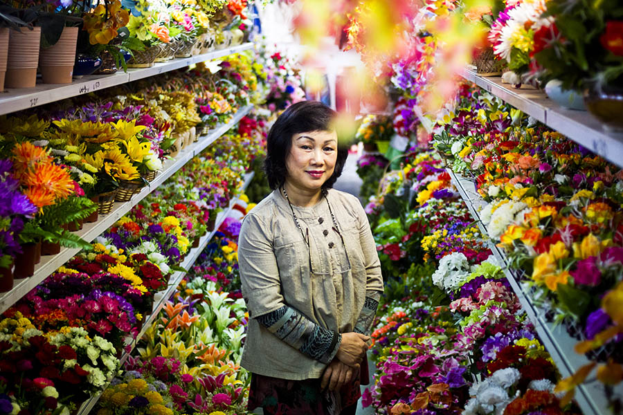 04-flower-shop-owner-dong-xuan-market-lichtenberg-portrait-photographer ...