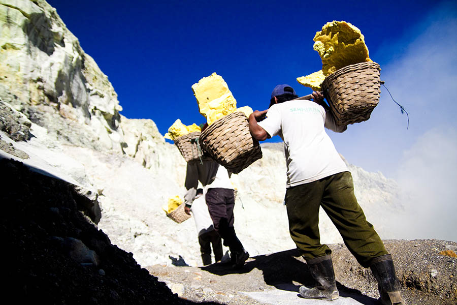 kawah-ijen-sulphur-mines-java-indonesia-10