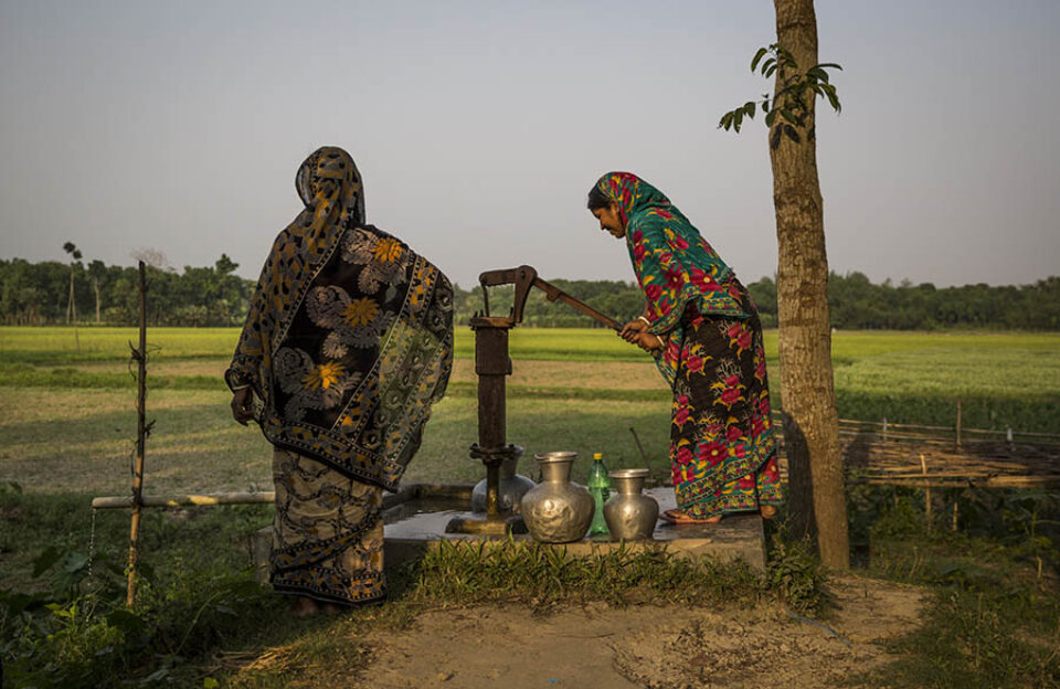 Women using tubewell