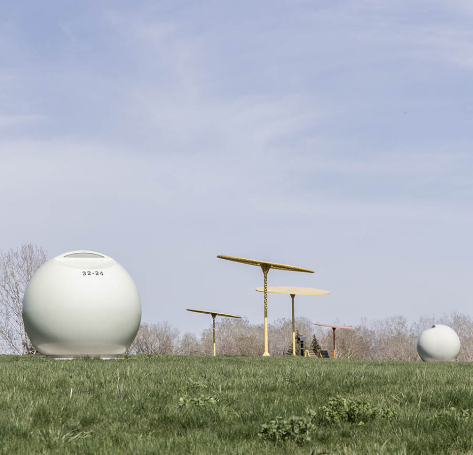 White spheres, Parc Frederic-Back