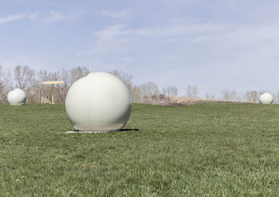 White spheres, Parc Frederic-Back